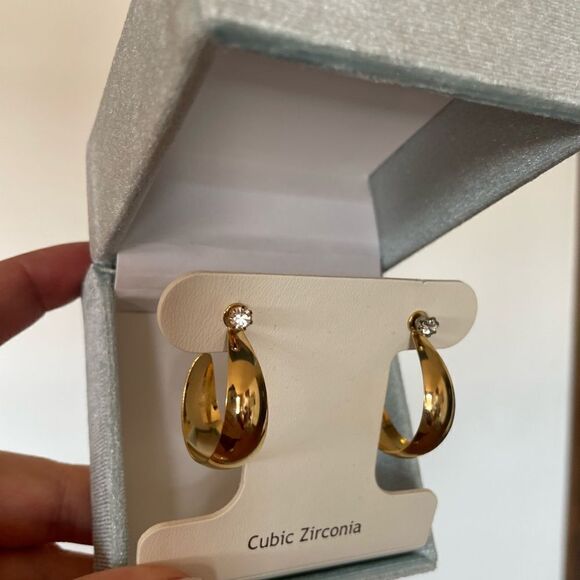 Unique gold hoops - Picture 2 of 3